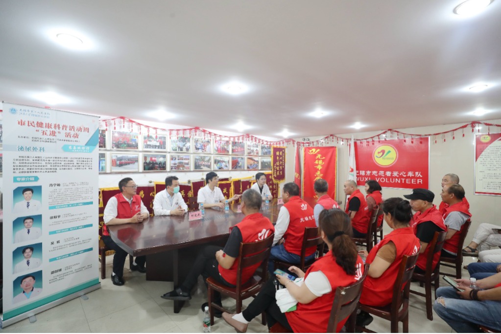 致敬城市行者！美高梅娱乐泌尿外科走进爱心车队义诊受欢迎.jpg